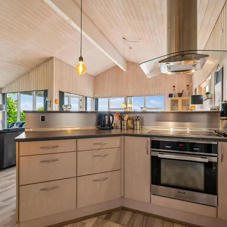 Amazing In With 3 Bedrooms And Internet *